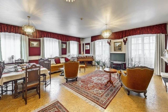 Eladó családi ház, Szadán 350 M Ft, 8 szobás