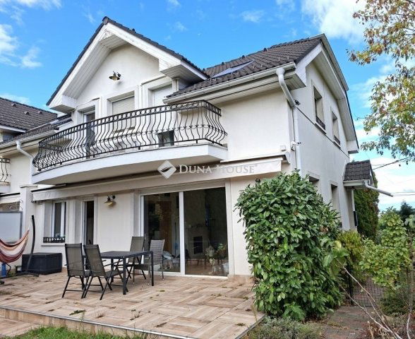 Eladó ikerház, Budapesten, III. kerületben 289.9 M Ft, 4+1 szobás