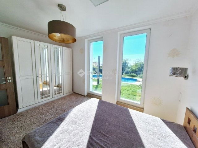 Eladó családi ház, Szadán 265 M Ft, 6 szobás