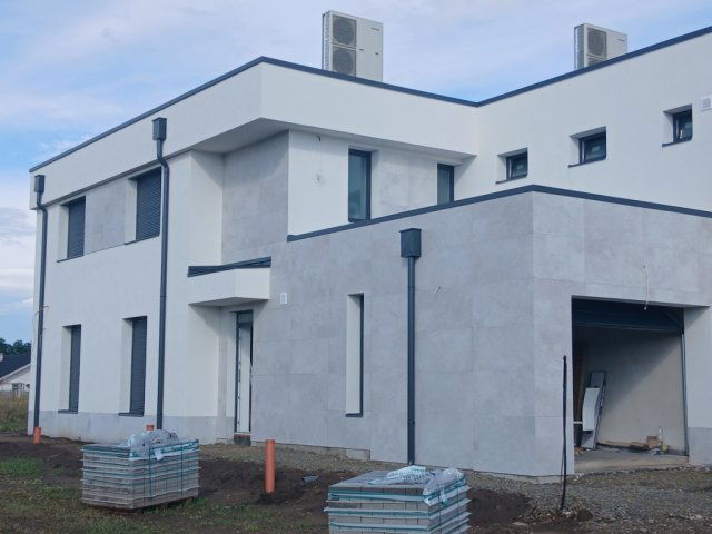 Eladó ikerház, Debrecenben 150 M Ft, 4 szobás