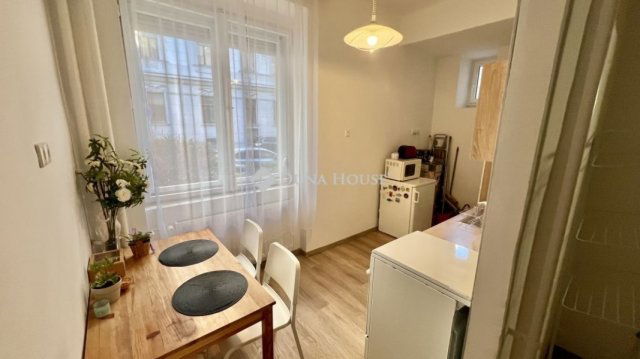 Eladó téglalakás, Budapesten, V. kerületben 108 M Ft, 2 szobás