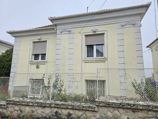 Eladó családi ház, Pécsett 126.9 M Ft, 6 szobás