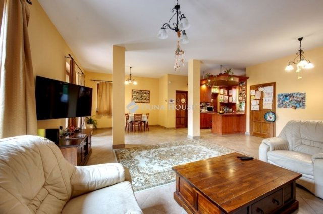 Eladó családi ház, Budajenőn 160 M Ft, 7 szobás