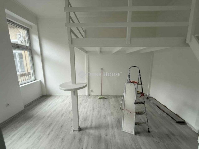 Eladó téglalakás, Budapesten, VI. kerületben 47.9 M Ft, 1 szobás