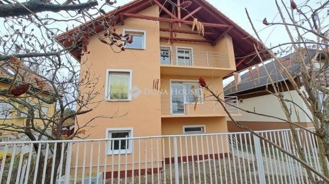 Eladó családi ház, Turán 99 M Ft, 7 szobás