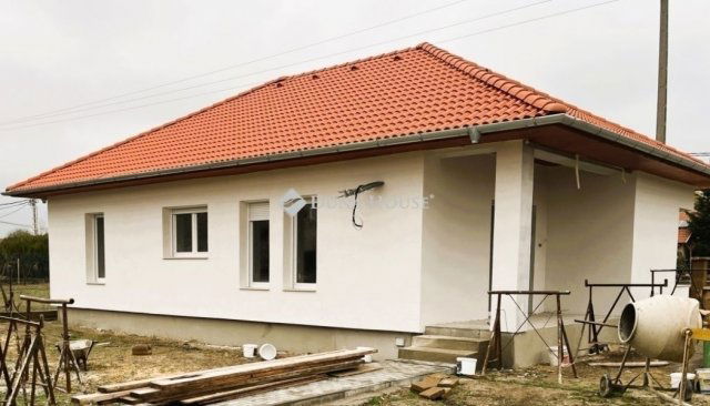 Eladó családi ház, Bugyin 130 M Ft, 4 szobás