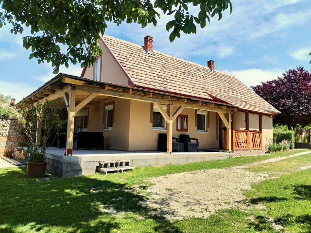 Eladó családi ház, Holládon 54.9 M Ft, 3 szobás