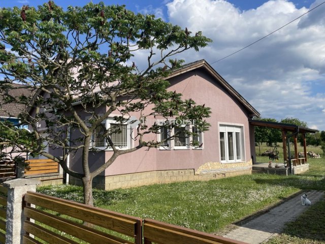 Eladó családi ház, Nádasdon 84.99 M Ft, 4 szobás