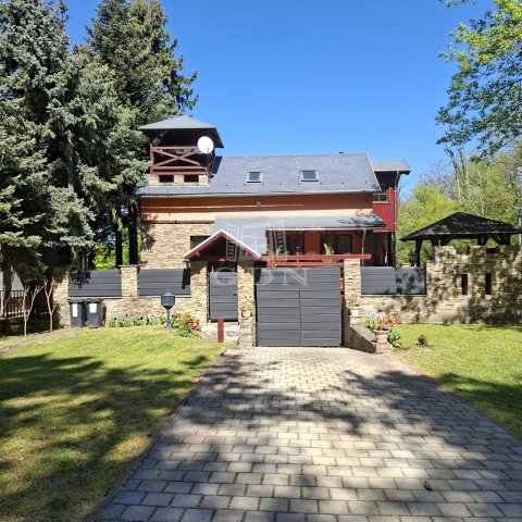 Eladó családi ház, Tatán 139.9 M Ft, 3 szobás