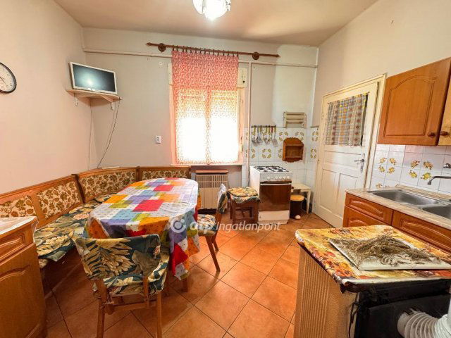Eladó családi ház, Pápán 35 M Ft, 2 szobás