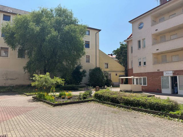 Eladó téglalakás, Szolnokon 62.5 M Ft, 3+2 szobás