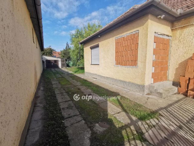 Eladó családi ház, Kalocsán 22 M Ft, 5+2 szobás