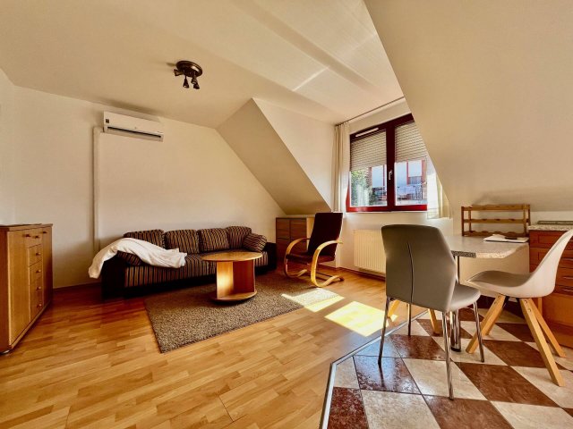 Kiadó téglalakás, albérlet, Pécsett 180 E Ft / hó, 1+1 szobás