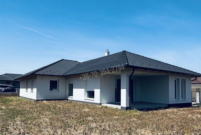 Eladó családi ház, Környén 159.6 M Ft, 5 szobás
