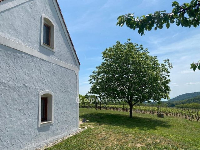 Eladó nyaraló, Balatoncsicsón 109.8 M Ft, 3 szobás