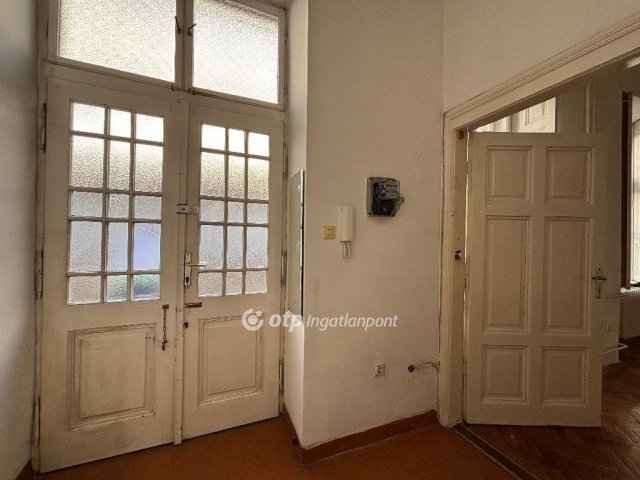 Eladó téglalakás, Budapesten, VI. kerületben 61.9 M Ft, 1 szobás