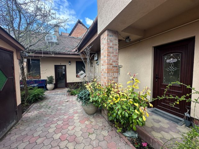 Eladó családi ház, Szentendrén, Tiszteletes utcában 299 M Ft