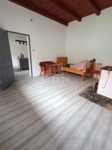 Eladó családi ház, Göllén 9.99 M Ft, 2 szobás
