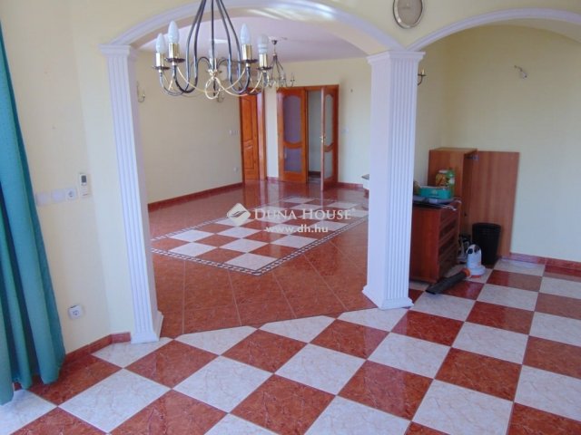 Eladó családi ház, Budaörsön 375 M Ft, 9 szobás