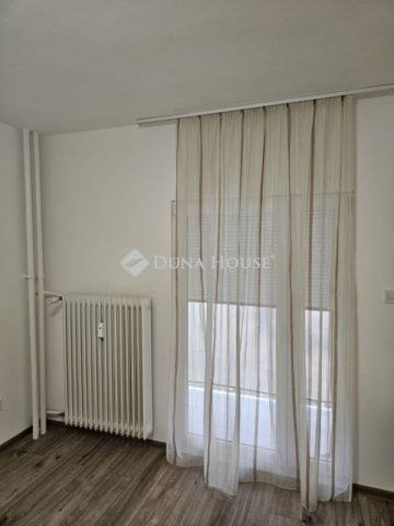 Kiadó panellakás, albérlet, Pécsett 180 E Ft / hó, 2 szobás