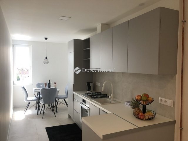 Eladó téglalakás, Pécsett 63.9 M Ft, 2 szobás