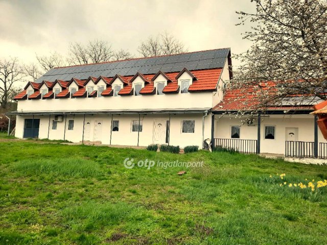 Eladó családi ház, Lullán 130 M Ft, 15 szobás