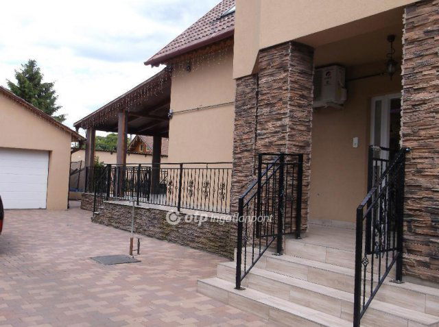 Eladó családi ház, Gyöngyösön 190 M Ft, 5 szobás