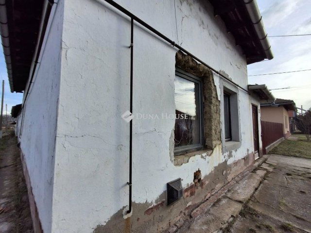 Eladó családi ház, Karcagon 15 M Ft, 2 szobás