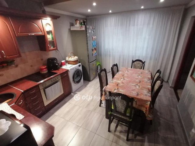 Eladó panellakás, Debrecenben 61.9 M Ft, 2 szobás
