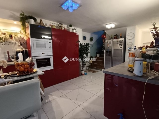 Eladó családi ház, Esztergomban 74.9 M Ft, 4 szobás