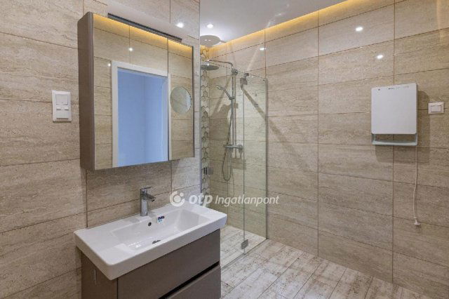 Eladó téglalakás, Balatonkenesén 132.5 M Ft, 3 szobás