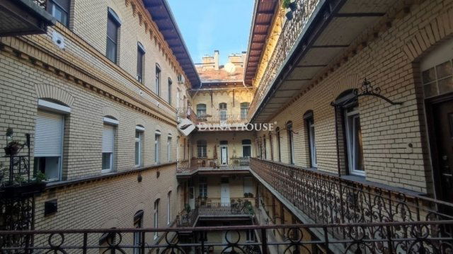 Eladó téglalakás, Budapesten, VI. kerületben 76.9 M Ft, 2 szobás