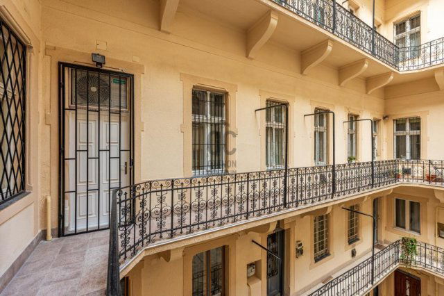 Eladó téglalakás, Budapesten, VI. kerületben 99.9 M Ft, 2 szobás