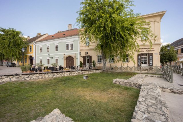 Eladó üzlethelyiség, Vácon, Széchenyi utcában 120 M Ft