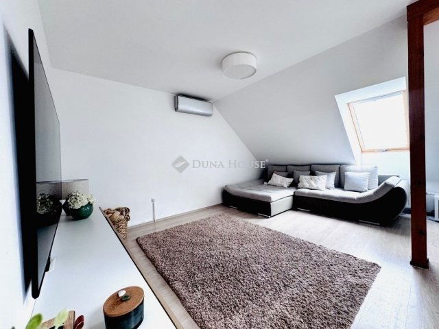 Eladó téglalakás, Pécsett 89.99 M Ft, 4 szobás
