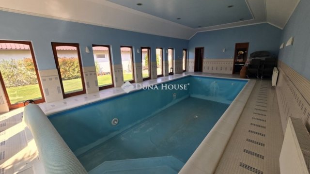 Eladó családi ház, Érsekcsanádon 210 M Ft, 4 szobás