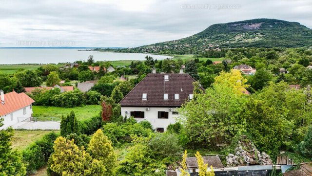 Eladó családi ház, Badacsonytomajon 392 M Ft, 11 szobás