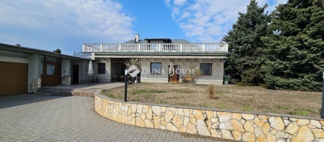 Eladó családi ház, Tápiószecsőn 159.99 M Ft, 6 szobás