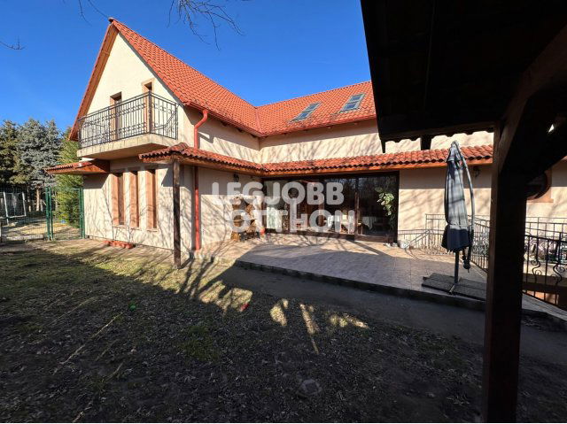Eladó családi ház, Cegléden 195 M Ft, 5 szobás