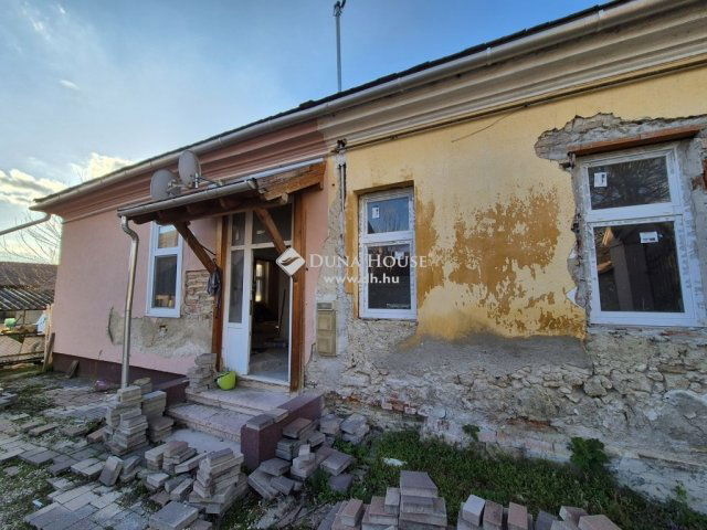 Eladó családi ház, Tatán 399 M Ft, 10 szobás