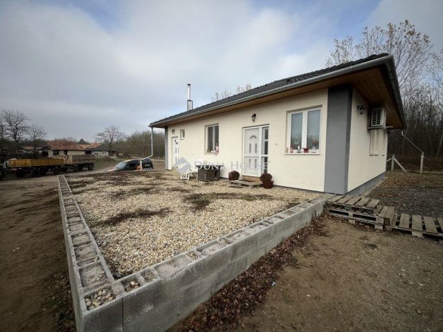 Eladó családi ház, Dánszentmiklóson 89.9 M Ft, 4 szobás