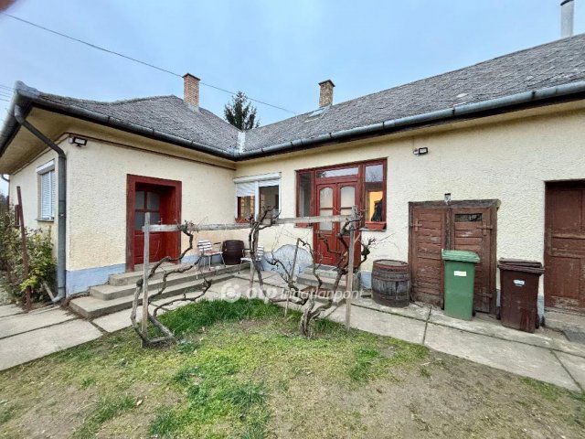 Eladó családi ház, Nyírbátorban 29.99 M Ft, 3 szobás