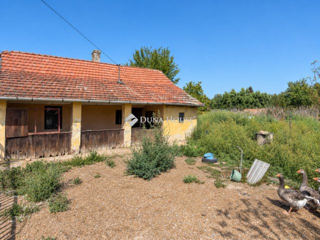 Eladó családi ház, Törtelen 6.9 M Ft, 2 szobás