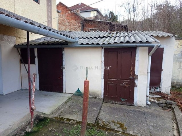 Eladó családi ház, Komlón 32 M Ft, 2 szobás