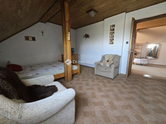 Eladó családi ház, Pécsett 149.9 M Ft, 6 szobás