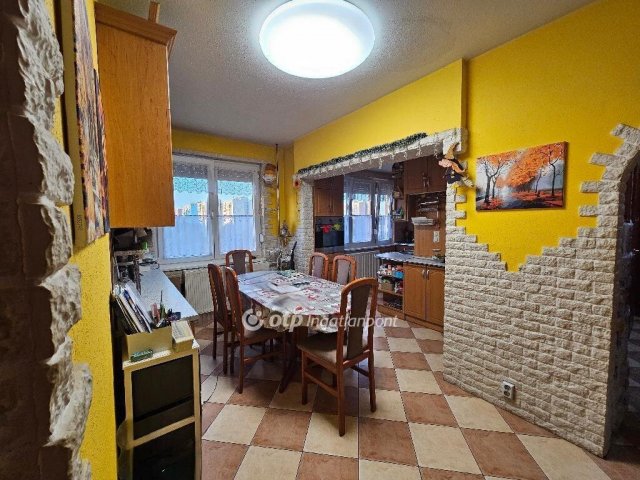 Eladó panellakás, Dunaújvárosban 68.4 M Ft, 2+2 szobás