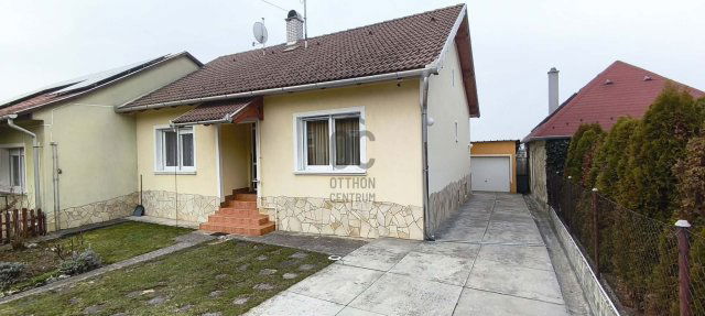 Eladó családi ház, Úrkúton 66.8 M Ft, 4 szobás