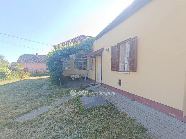 Eladó családi ház, Zsurkon 22 M Ft, 3 szobás
