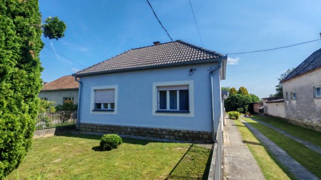 Eladó családi ház, Felsőszentmártonon 34.99 M Ft, 3 szobás