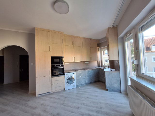 Eladó téglalakás, Győrött 60.9 M Ft, 3 szobás